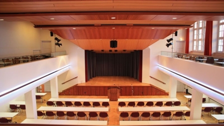 Großer Saal mit Bühne