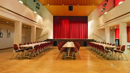 Großer Saal mit Bühne